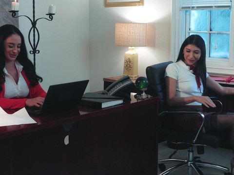 FreeKiloPorn presents: Big butt boss spreads legs to ride her coworker on the bed